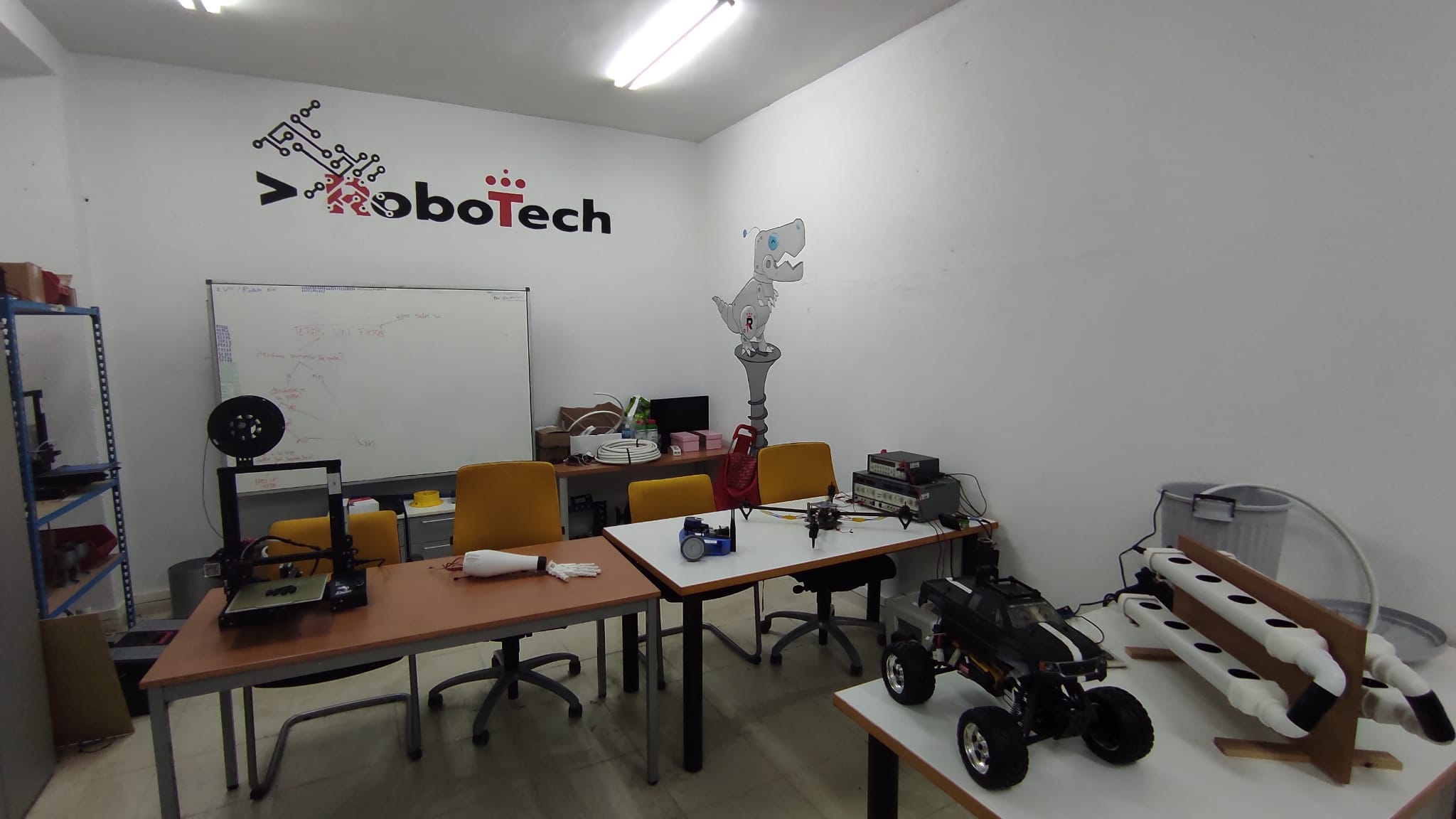 Equipo y espacio de trabajo de Robotech URJC